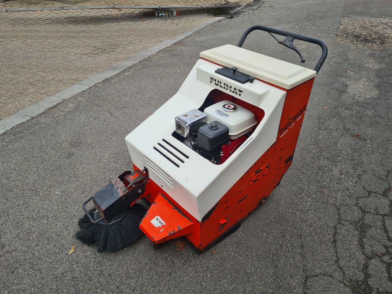 Pulimat sweeping 2001 st veegmachine met opvangbak Honda motor.