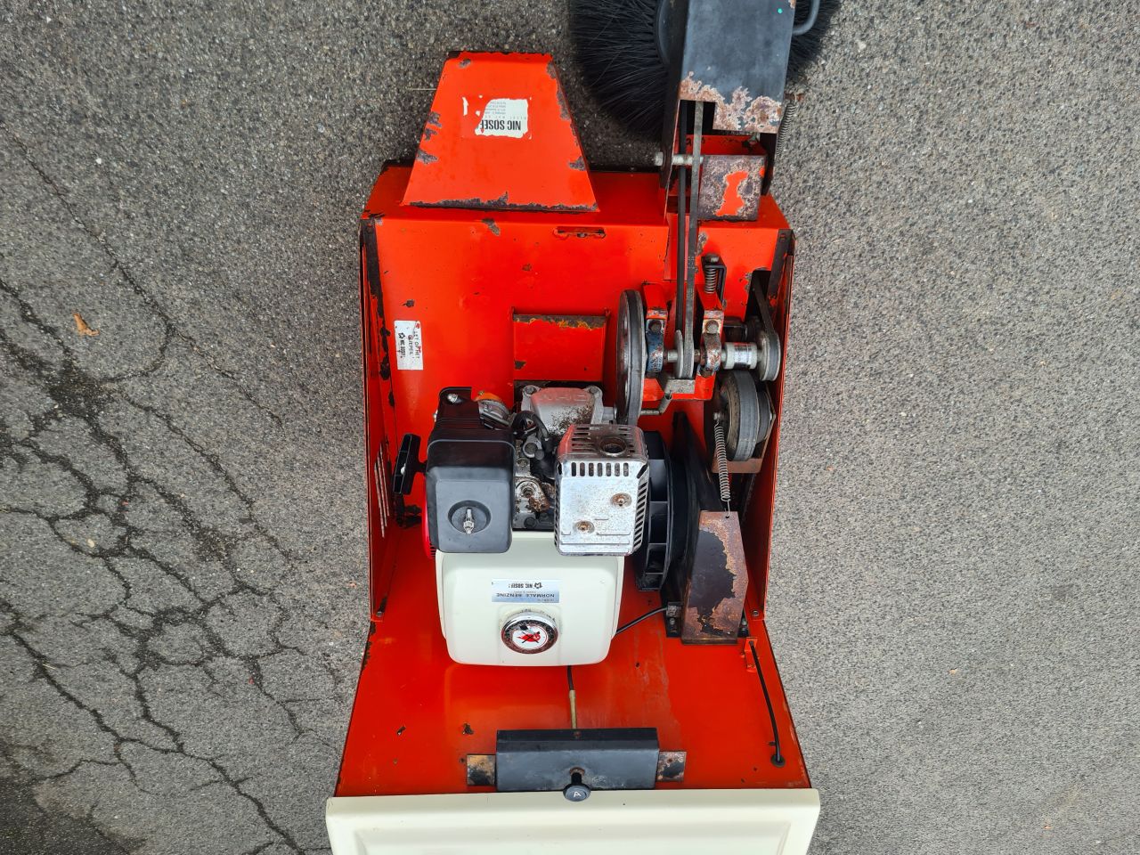 Pulimat sweeping 2001 st veegmachine met opvangbak Honda motor.