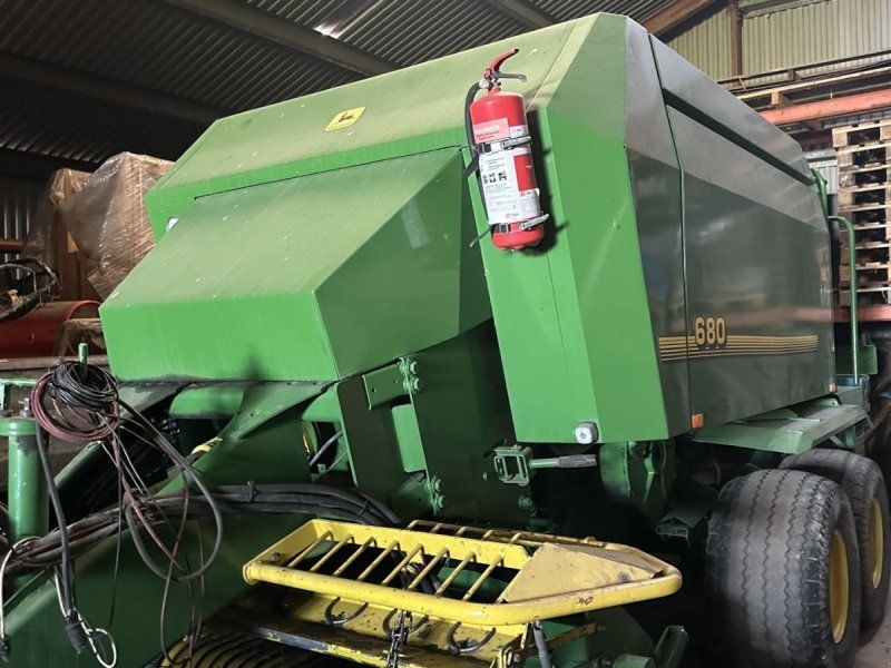 John Deere 680 minibigballe presser med samlevogn