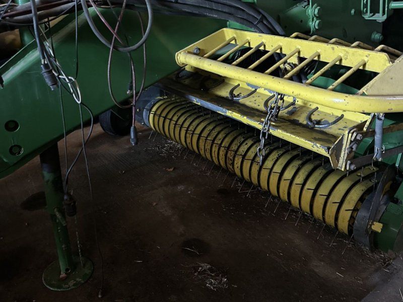John Deere 680 minibigballe presser med samlevogn