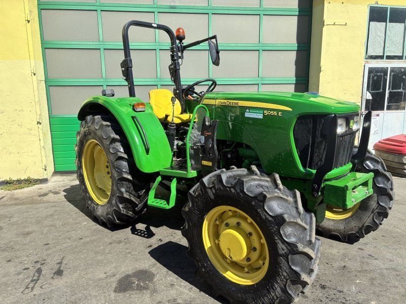 John Deere 5055E
