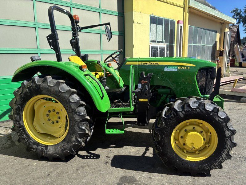 John Deere 5055E