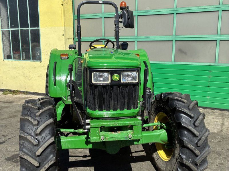 John Deere 5055E