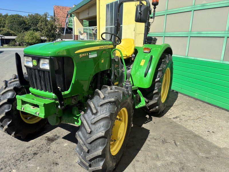 John Deere 5055E