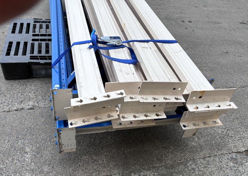 Zerlegtes Palettenregal