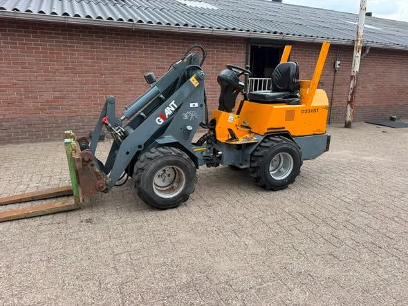 Giant D331 ST Shovel Loader