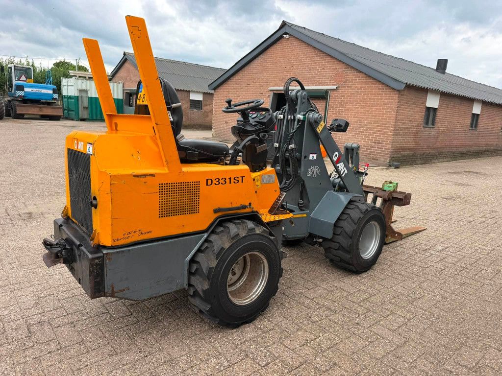 Giant D331 ST Shovel Loader