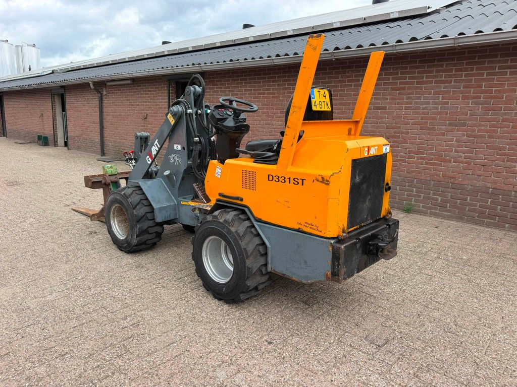 Giant D331 ST Shovel Loader