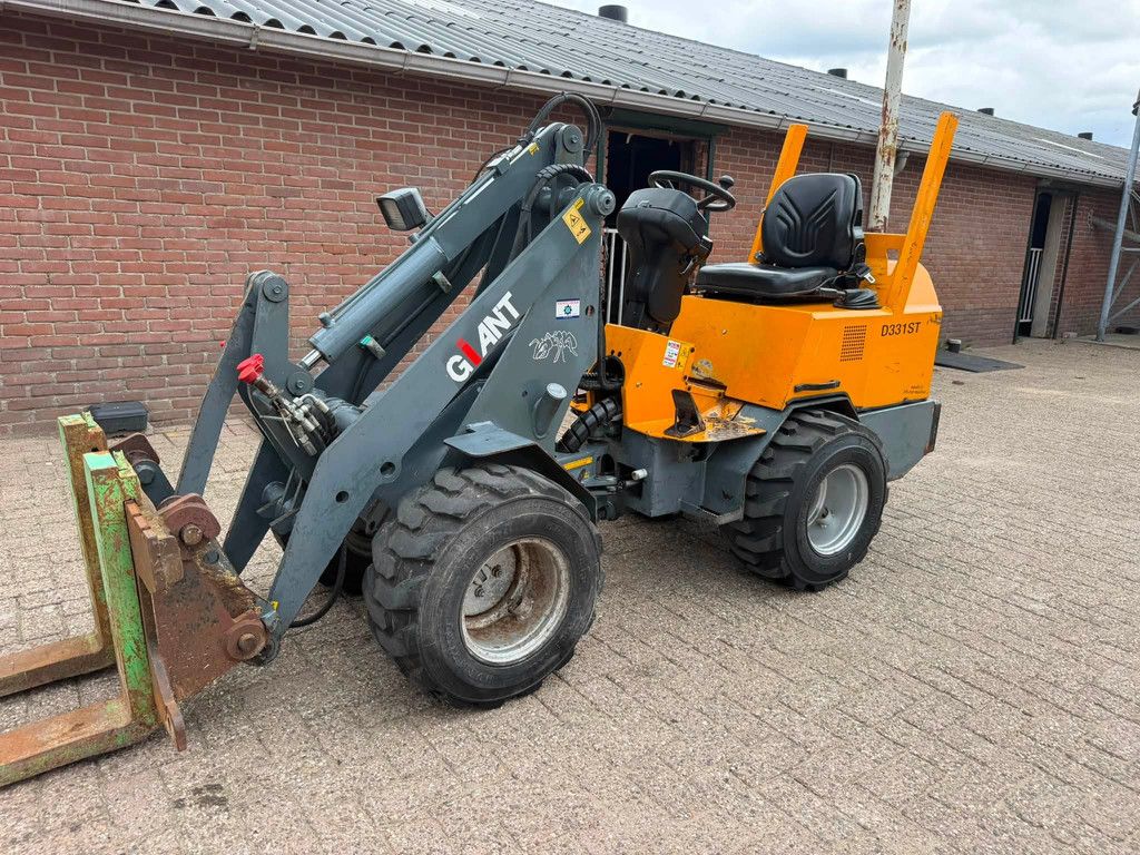Giant D331 ST Shovel Loader