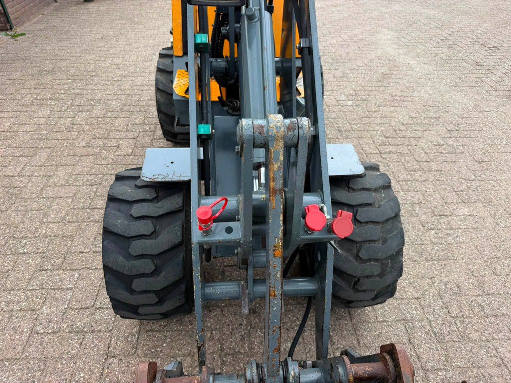 Giant D331 ST Shovel Loader