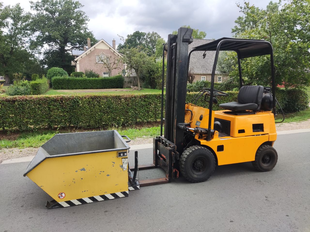 Toyota heftruck (type 2FG14, 1.350 kg.) inclusief kantelbak