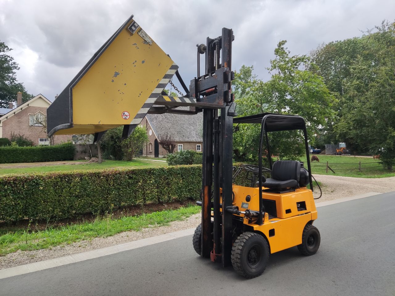 Toyota heftruck (type 2FG14, 1.350 kg.) inclusief kantelbak