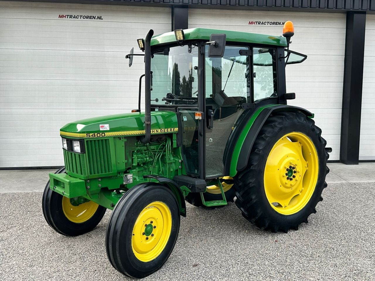 TE KOOP: zeer nette JOHN DEERE 5400
