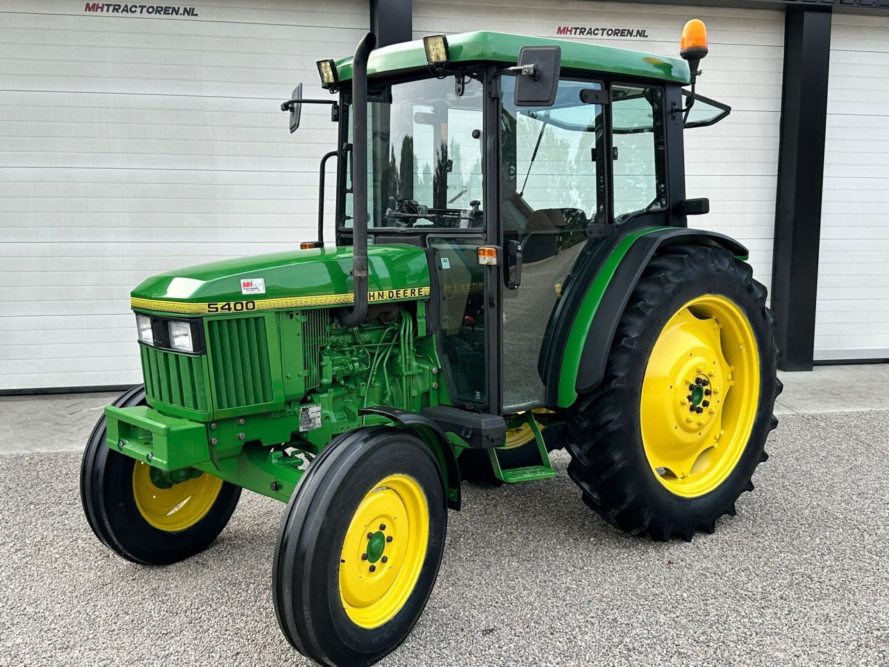 TE KOOP: zeer nette JOHN DEERE 5400