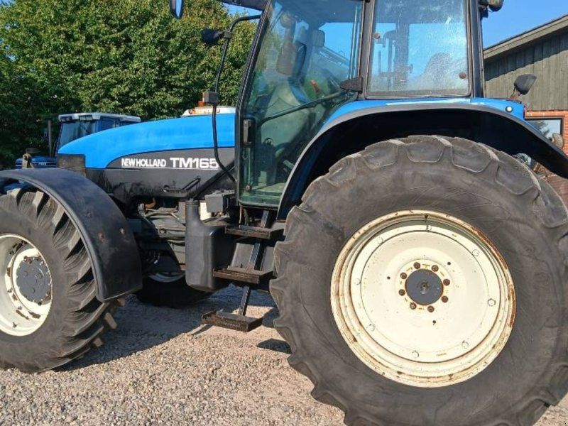 New Holland TM 165 med frontlift og front pto.