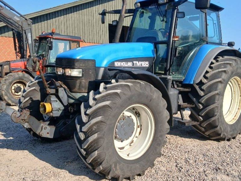 New Holland TM 165 med frontlift og front pto.