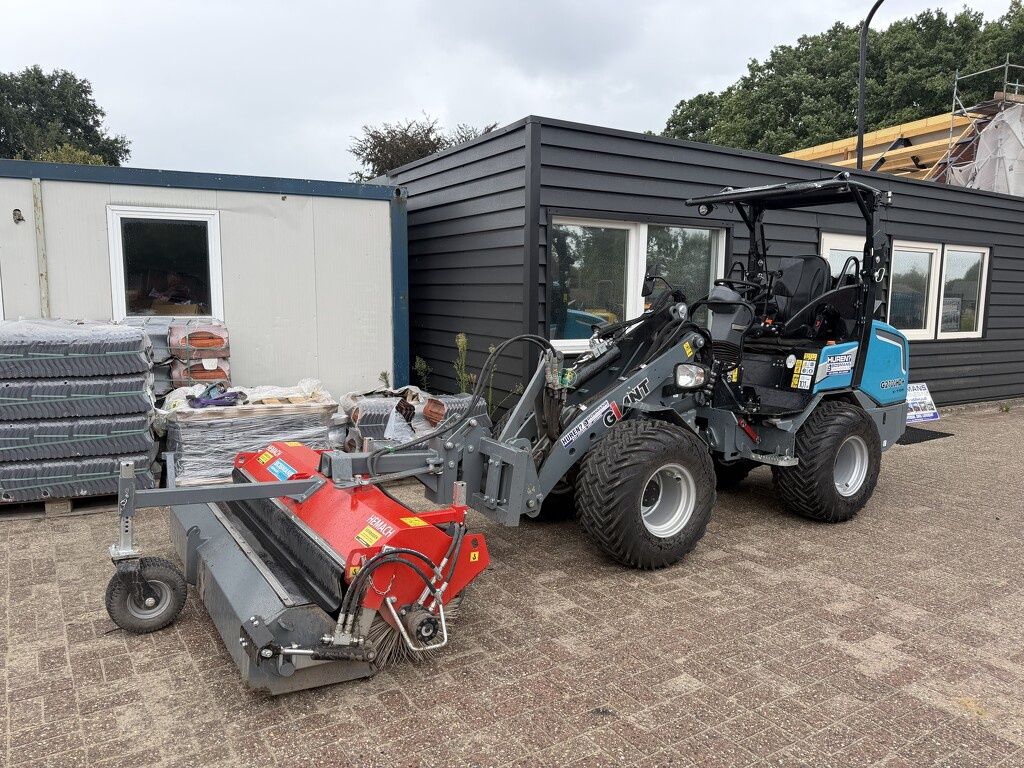 Giant G2700 X-TRA HD+ minishovel 2026 273 uur €515 LEASE