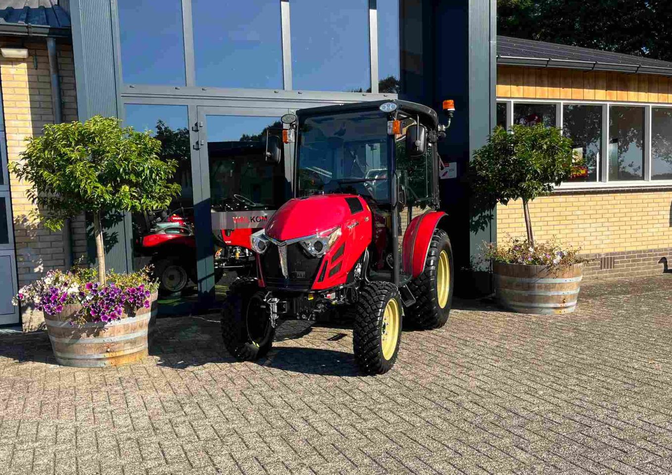 Yanmar YT 235 HST voorzien van cabine