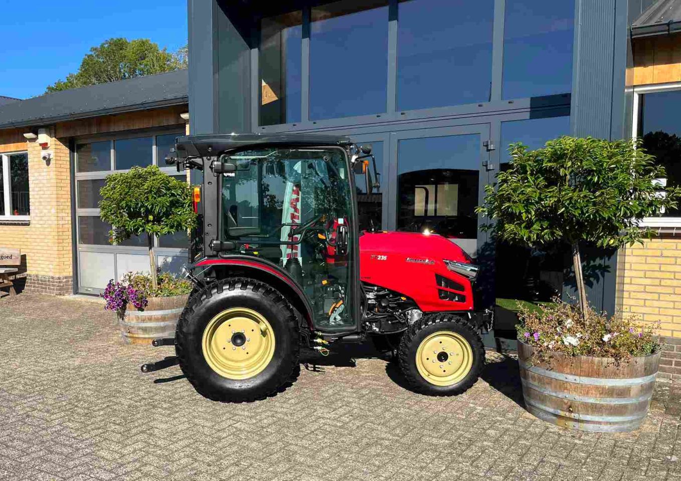 Yanmar YT 235 HST voorzien van cabine