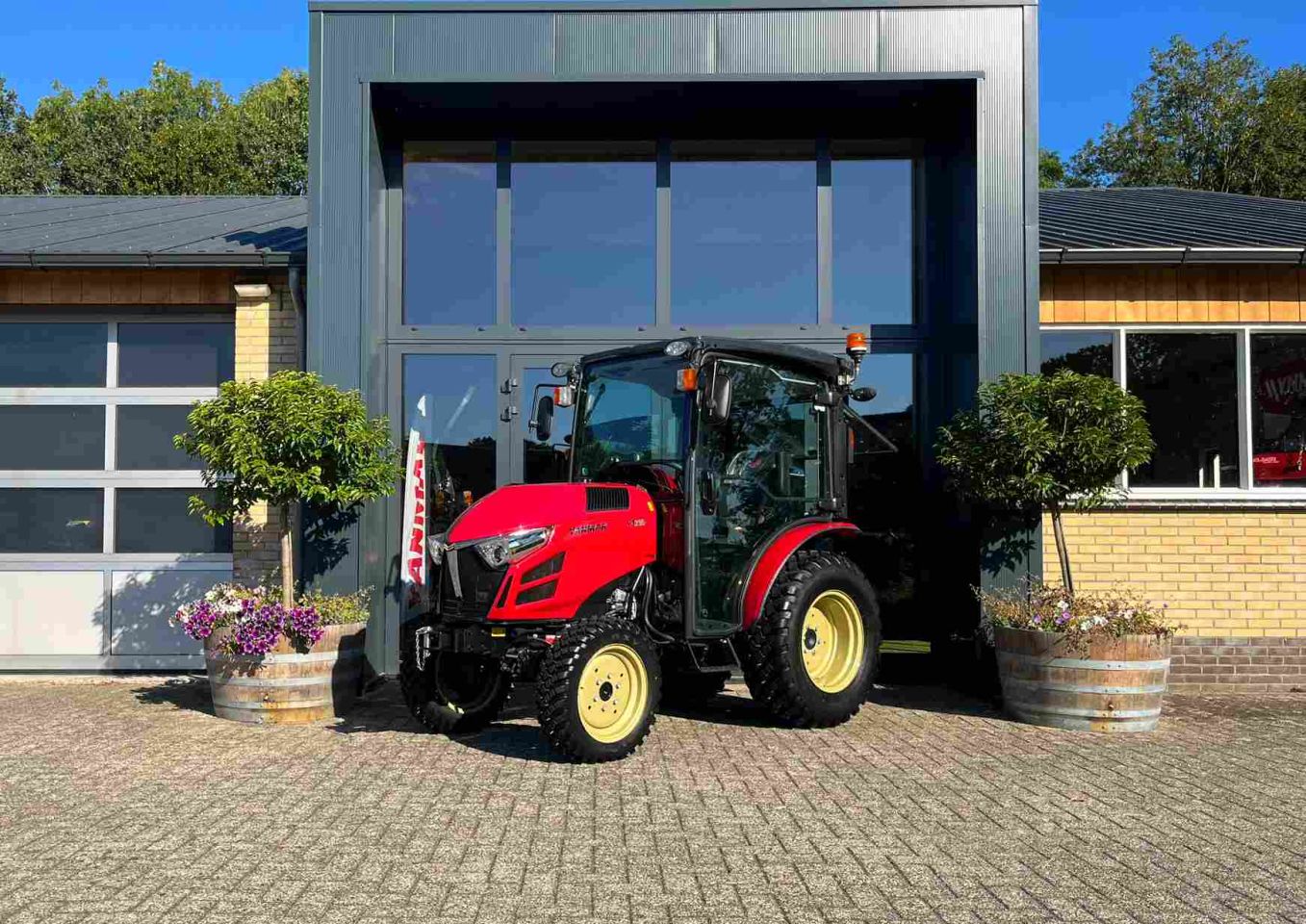 Yanmar YT 235 HST voorzien van cabine