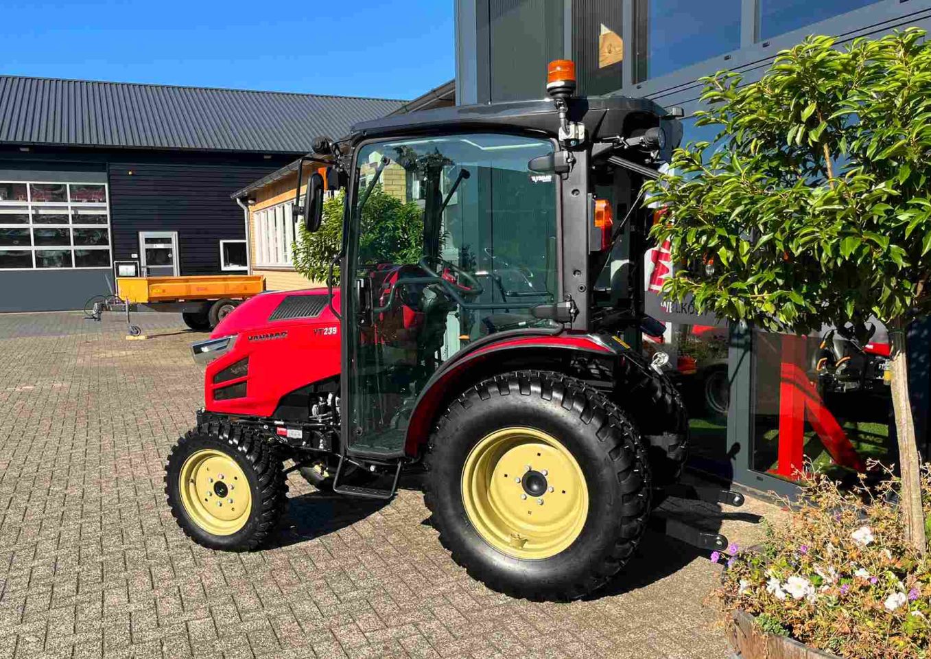 Yanmar YT 235 HST voorzien van cabine