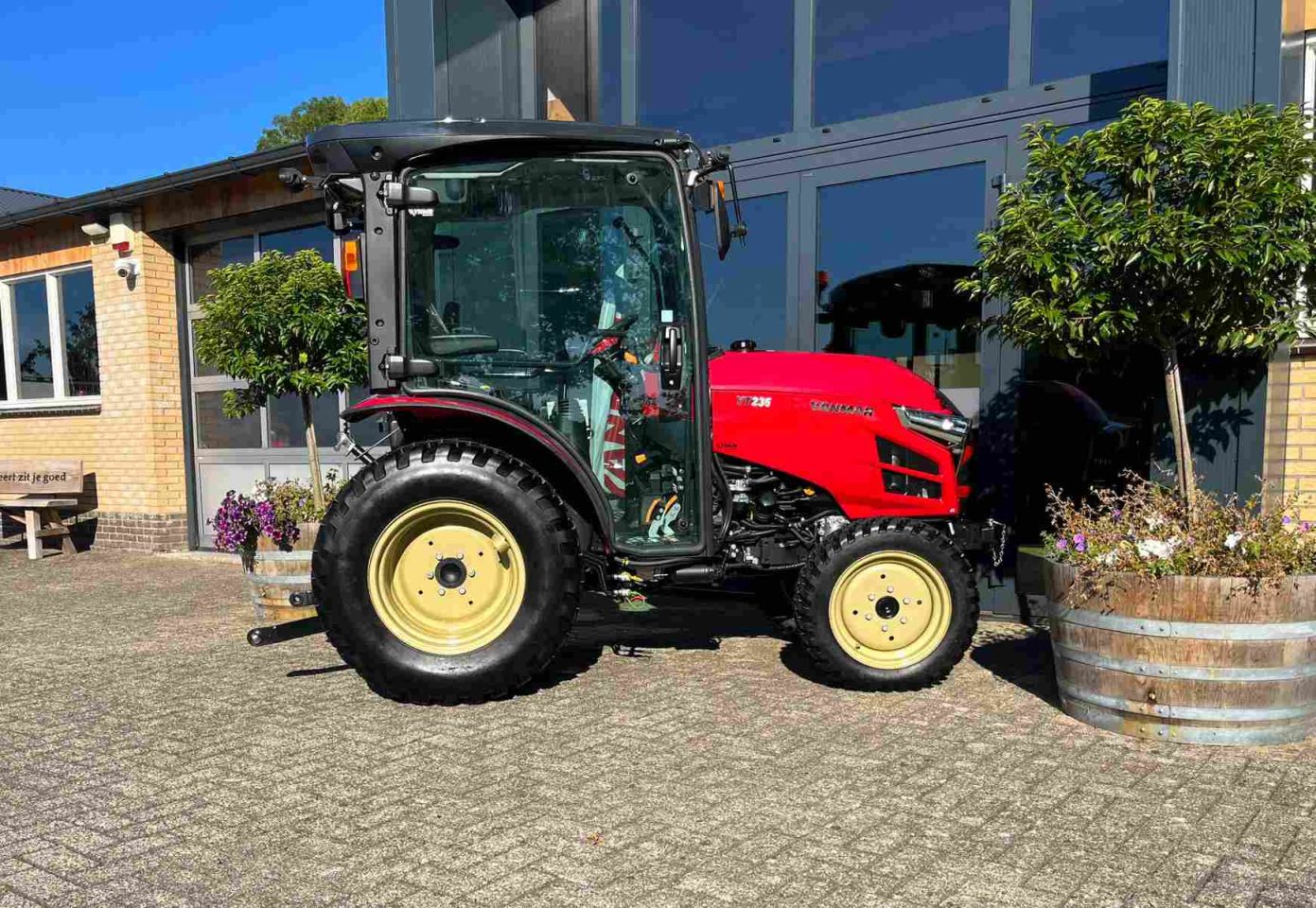Yanmar YT 235 HST voorzien van cabine