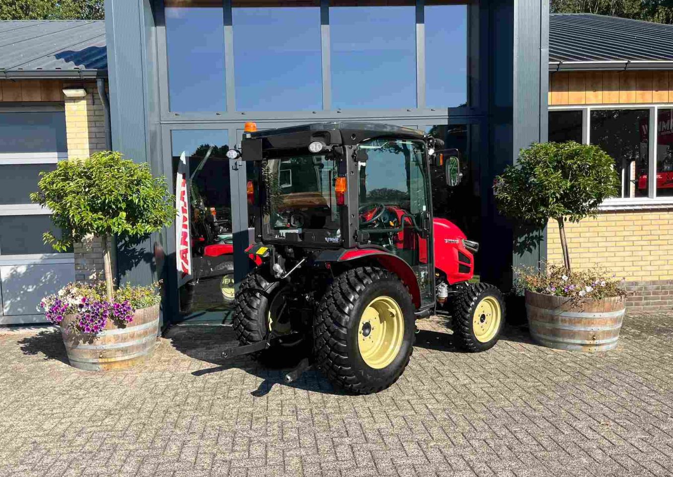 Yanmar YT 235 HST voorzien van cabine