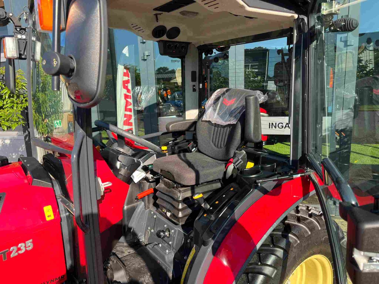 Yanmar YT 235 HST voorzien van cabine