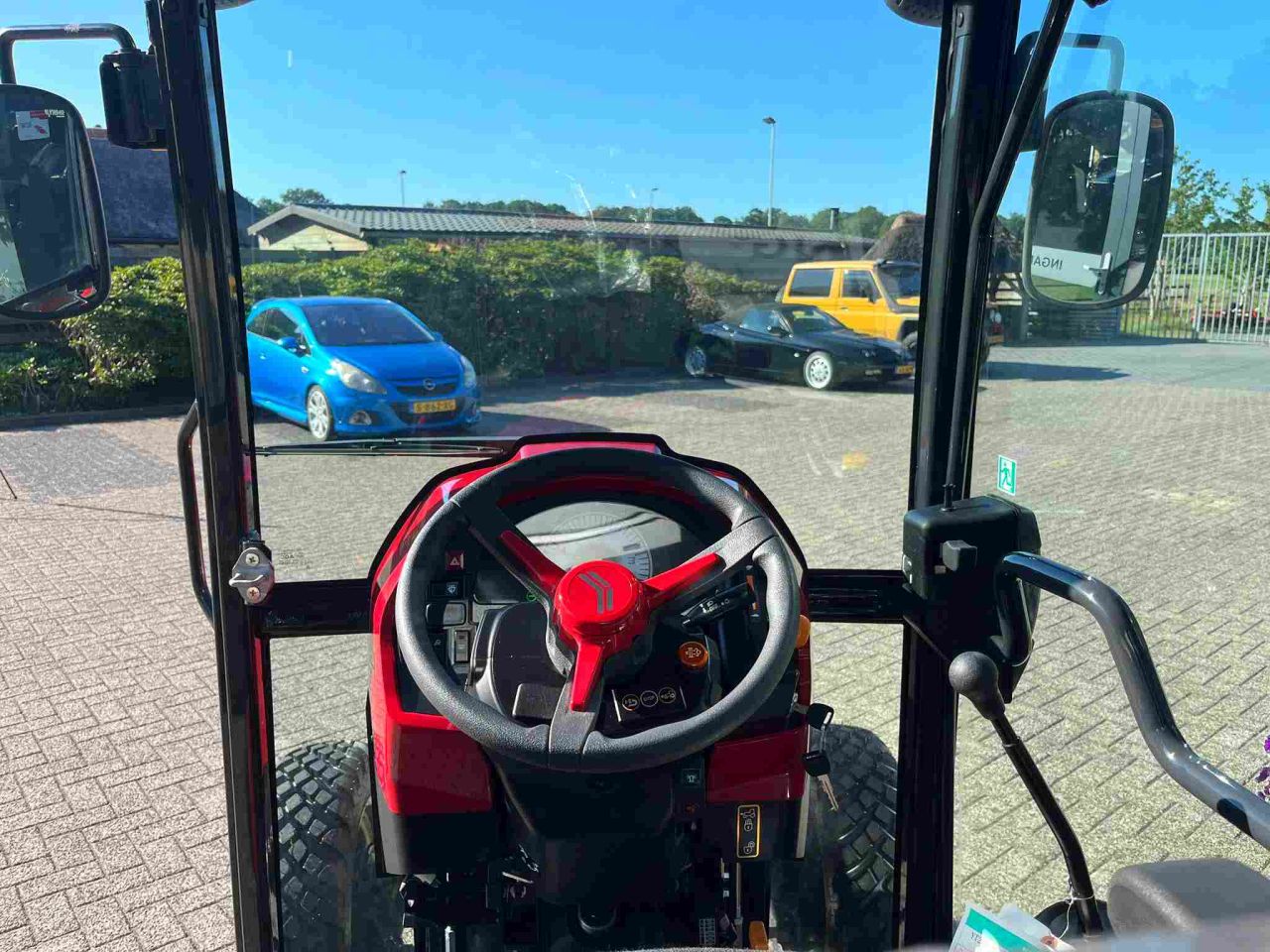 Yanmar YT 235 HST voorzien van cabine