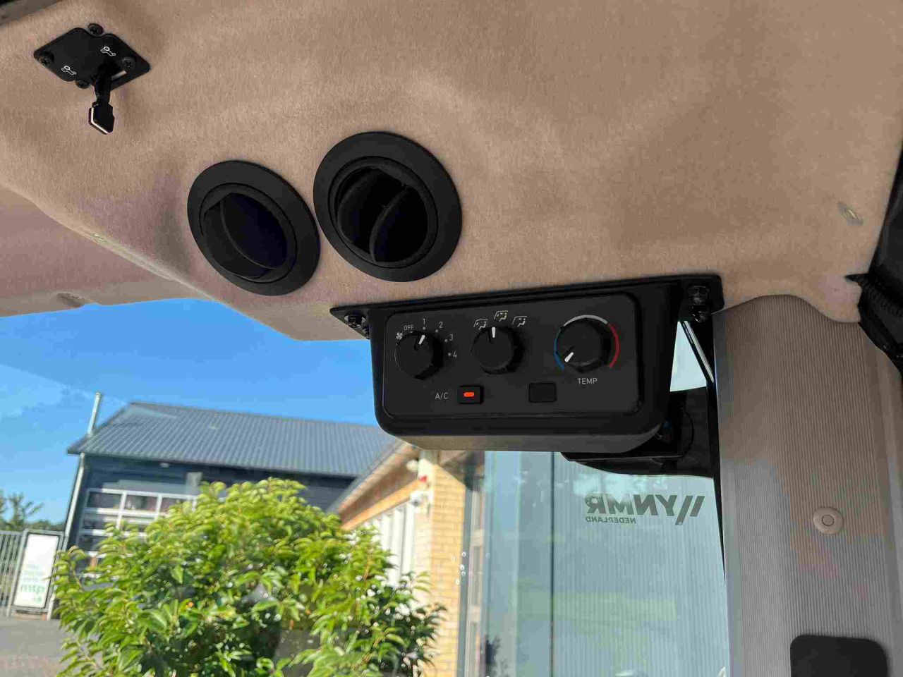 Yanmar YT 235 HST voorzien van cabine