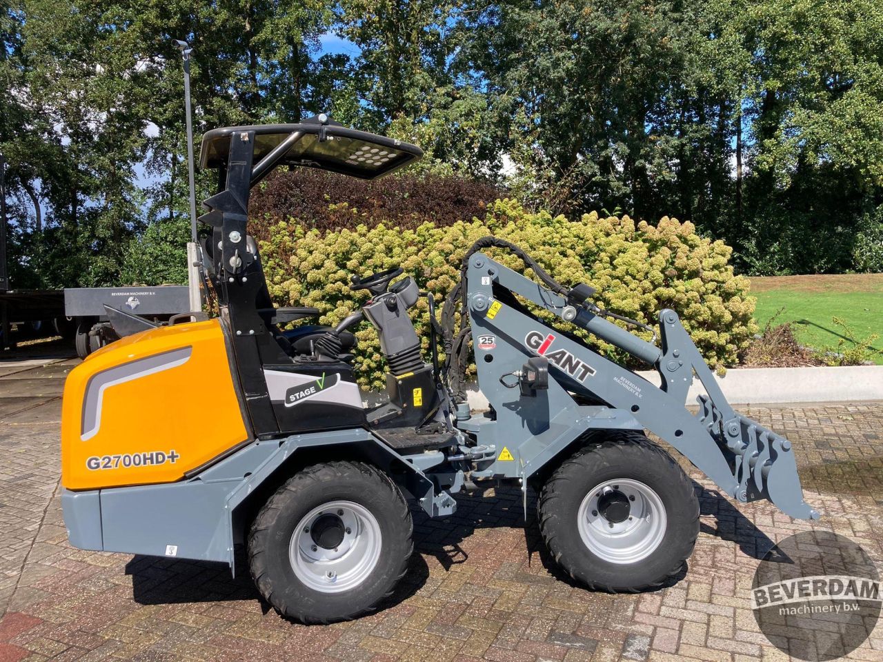 Giant G2700 HD+