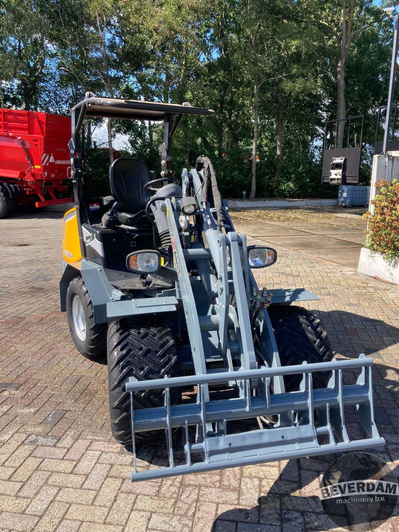 Giant G2700 HD+