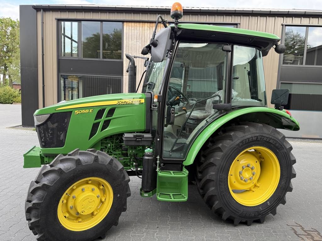 John Deere 5058E