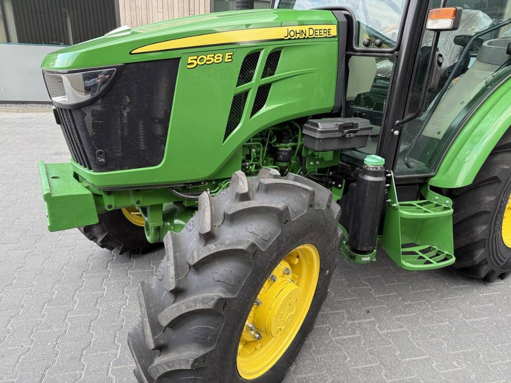 John Deere 5058E