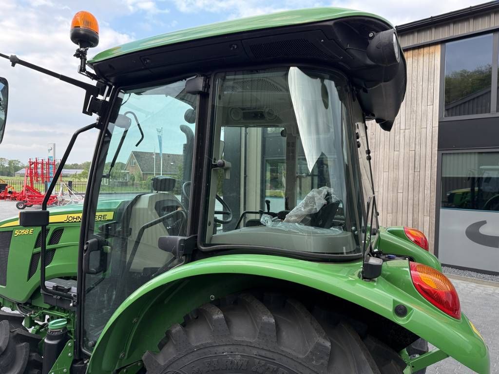 John Deere 5058E
