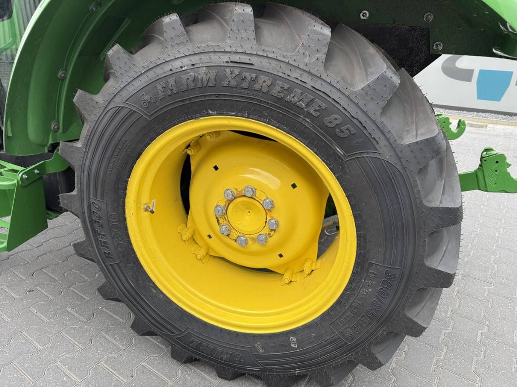 John Deere 5058E