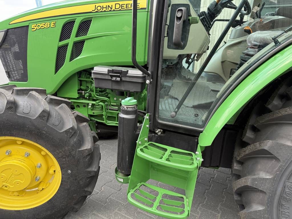 John Deere 5058E