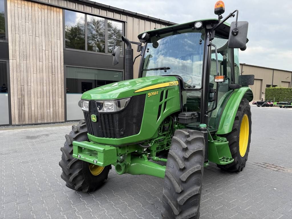 John Deere 5058E