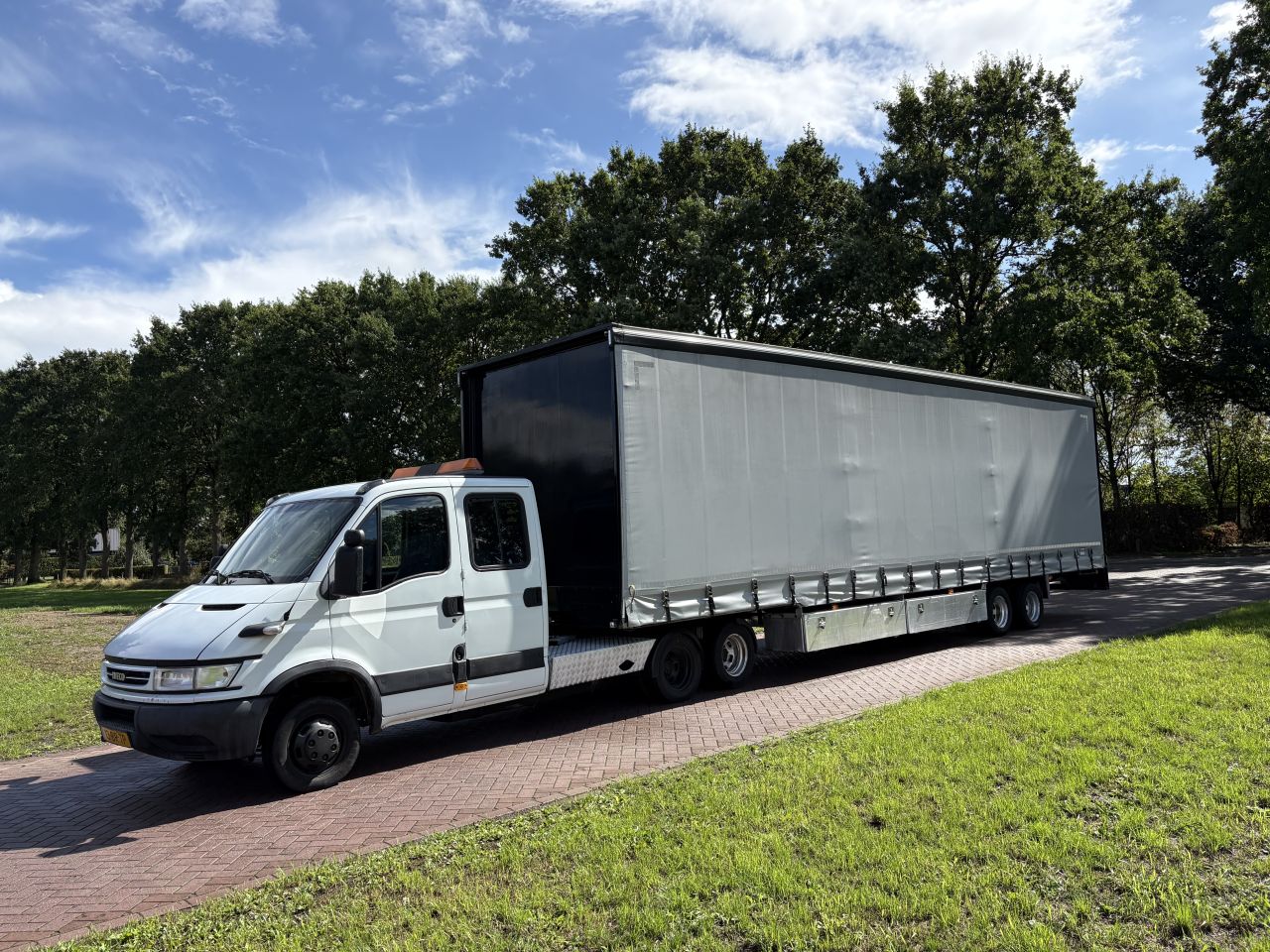 Be trekker Iveco Daily 40C17 - be oplegger jeeb-as schuifzeilen