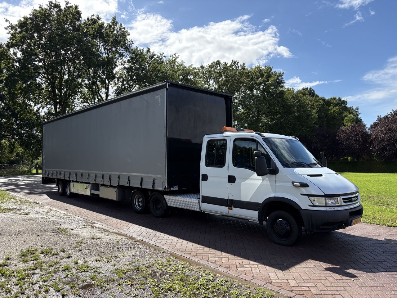 Be trekker Iveco Daily 40C17 - be oplegger jeeb-as schuifzeilen