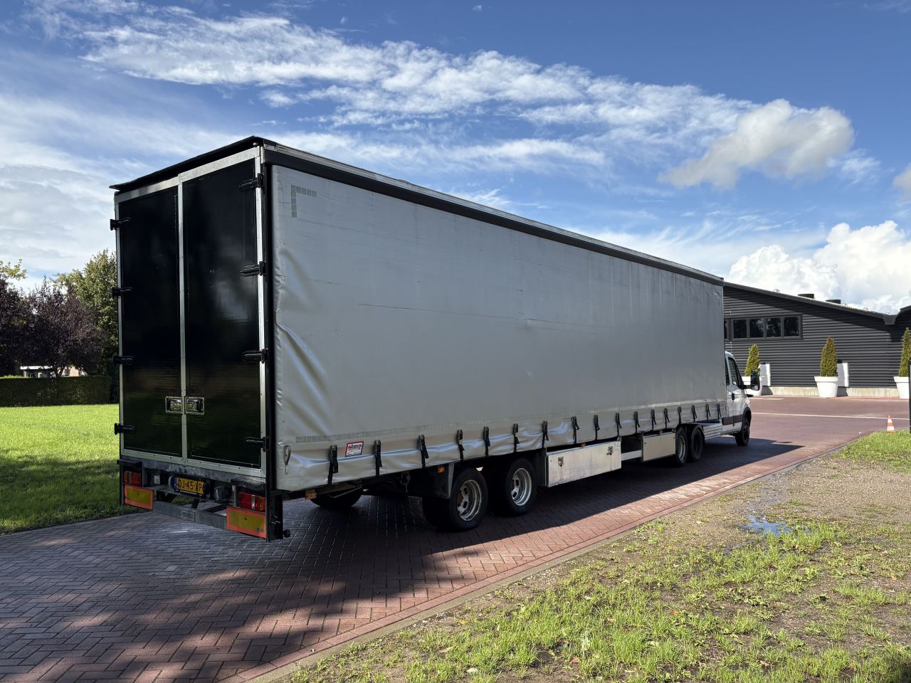 Be trekker Iveco Daily 40C17 - be oplegger jeeb-as schuifzeilen
