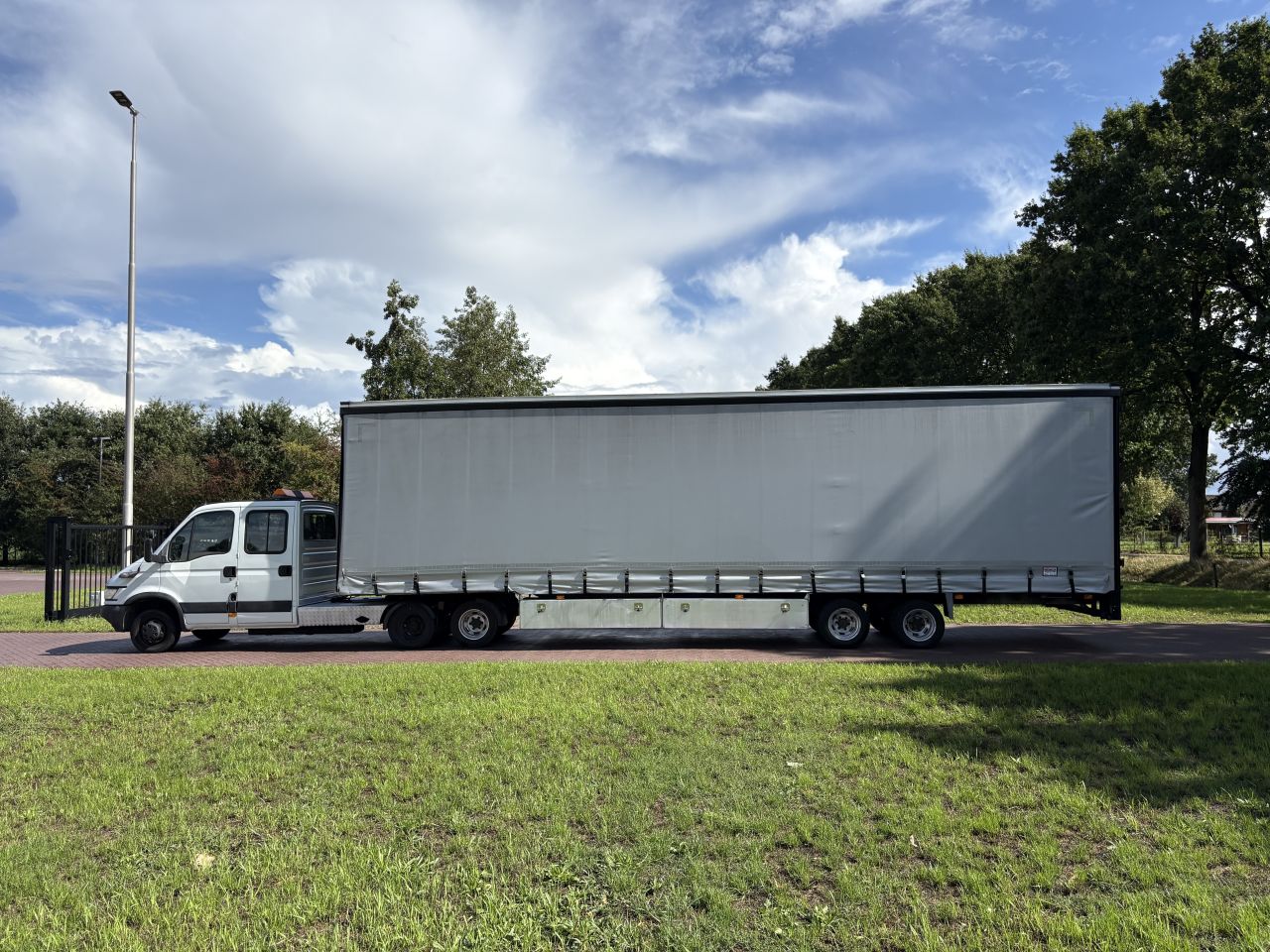 Be trekker Iveco Daily 40C17 - be oplegger jeeb-as schuifzeilen