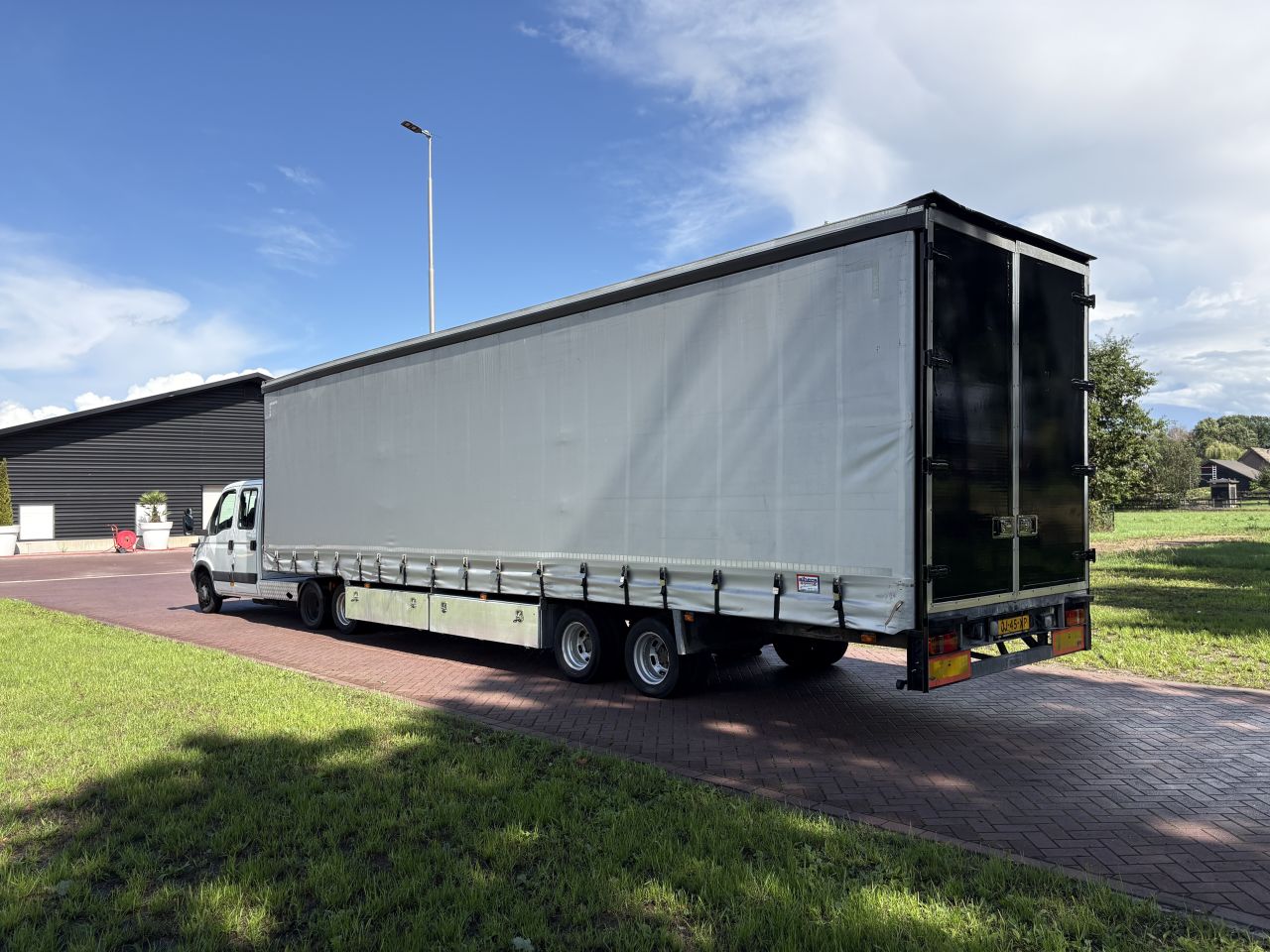 Be trekker Iveco Daily 40C17 - be oplegger jeeb-as schuifzeilen