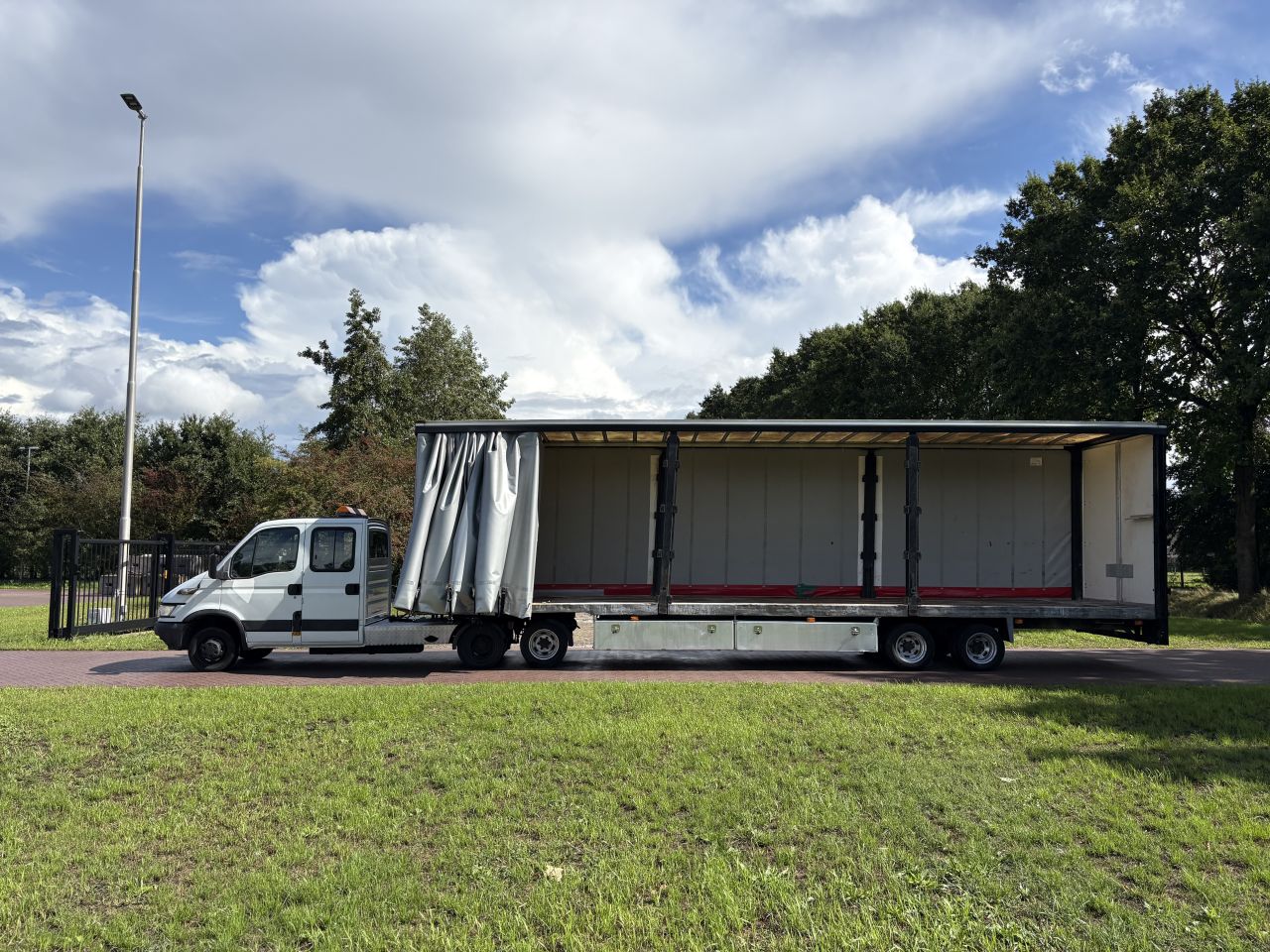 Be trekker Iveco Daily 40C17 - be oplegger jeeb-as schuifzeilen