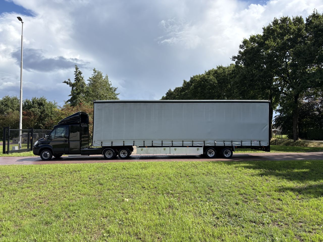 Be trekker iveco 50C17 EURO 5 / be oplegger jeeb-as schuifzeilen