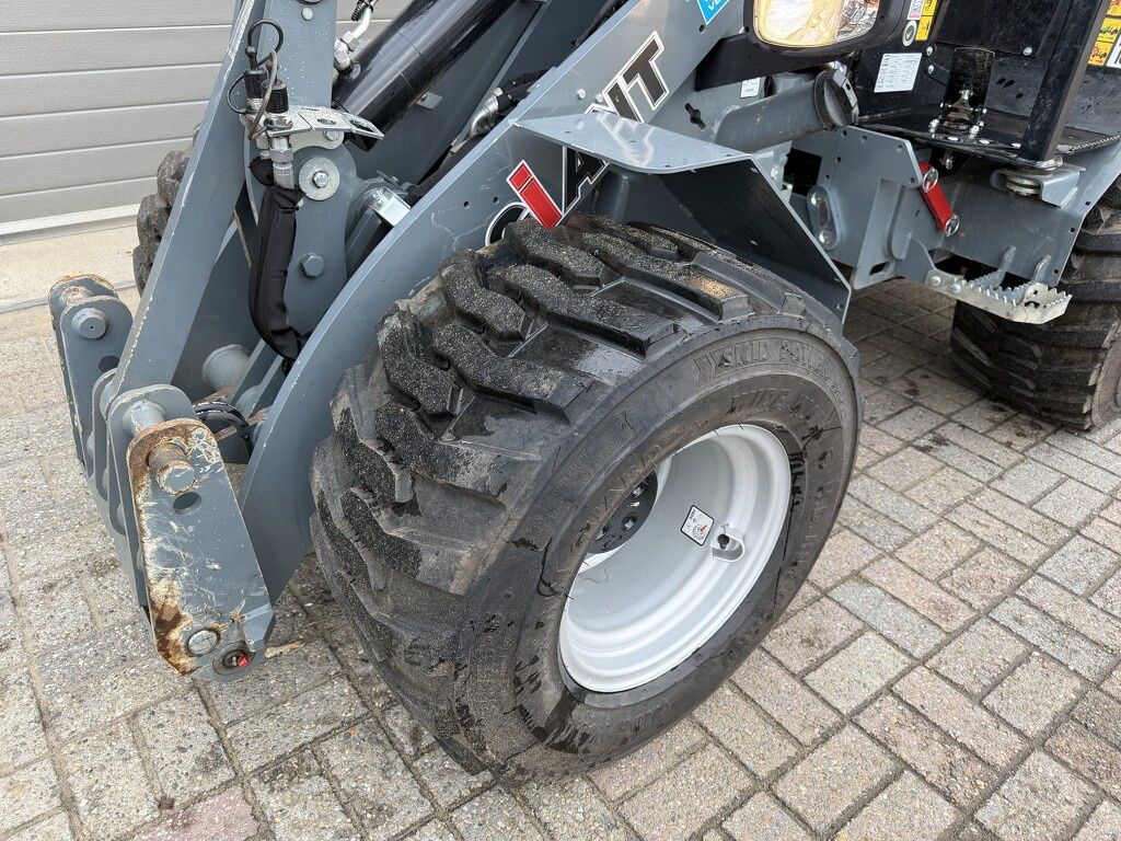 Giant G2700 X-TRA HD+ minishovel 2026 205 uur €510 LEASE