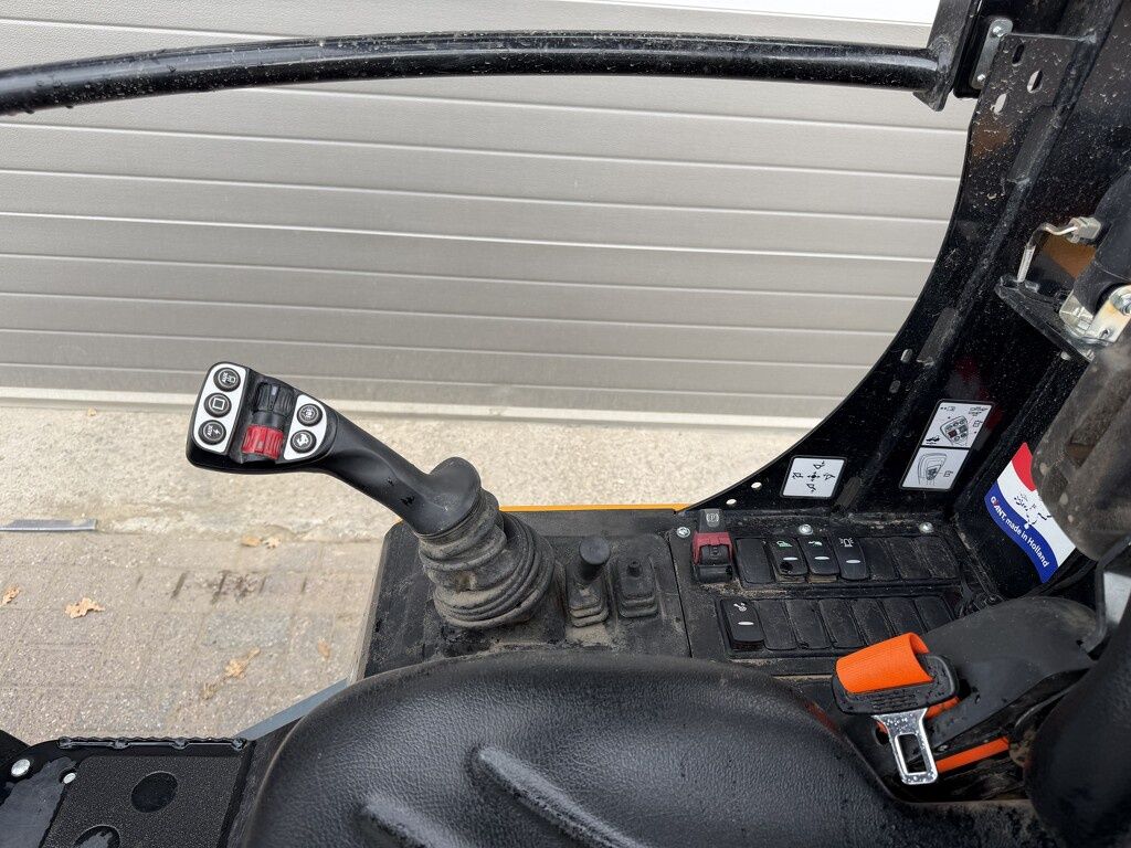 Giant G2700 X-TRA HD+ minishovel 2026 205 uur €510 LEASE
