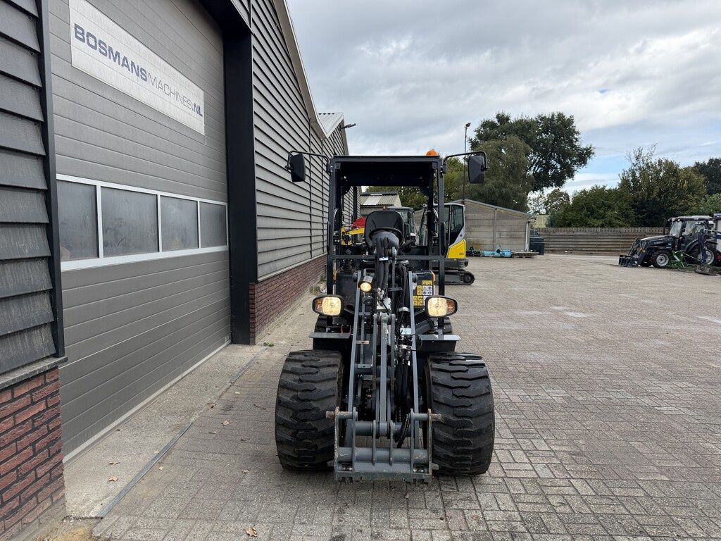Giant G2700 X-TRA HD+ minishovel 2026 205 uur €510 LEASE