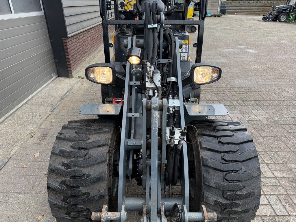 Giant G2700 X-TRA HD+ minishovel 2026 205 uur €510 LEASE