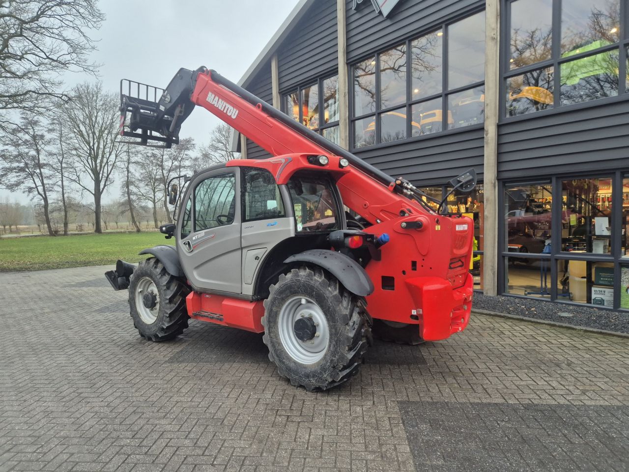 Gebruikte MANITOU MT1335 starre verreiker met hefhoogte tot 13 m
